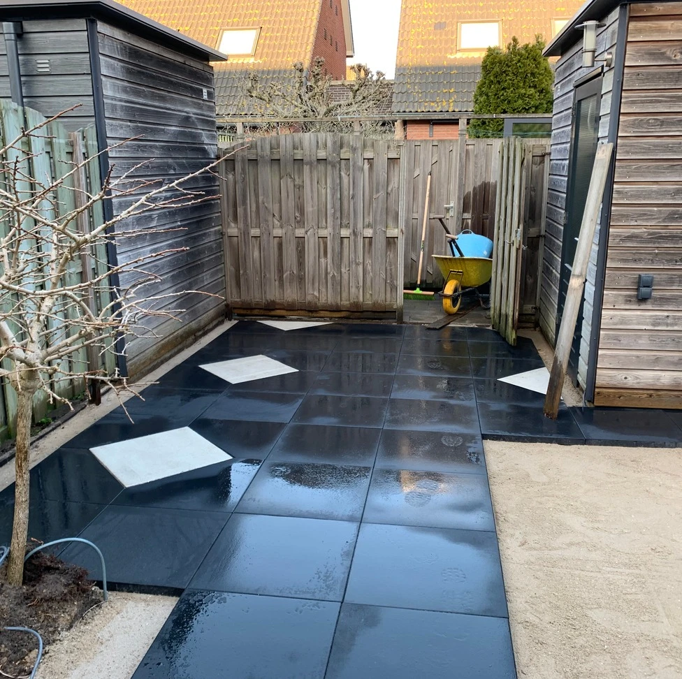 Tuinbestrating in uitvoering