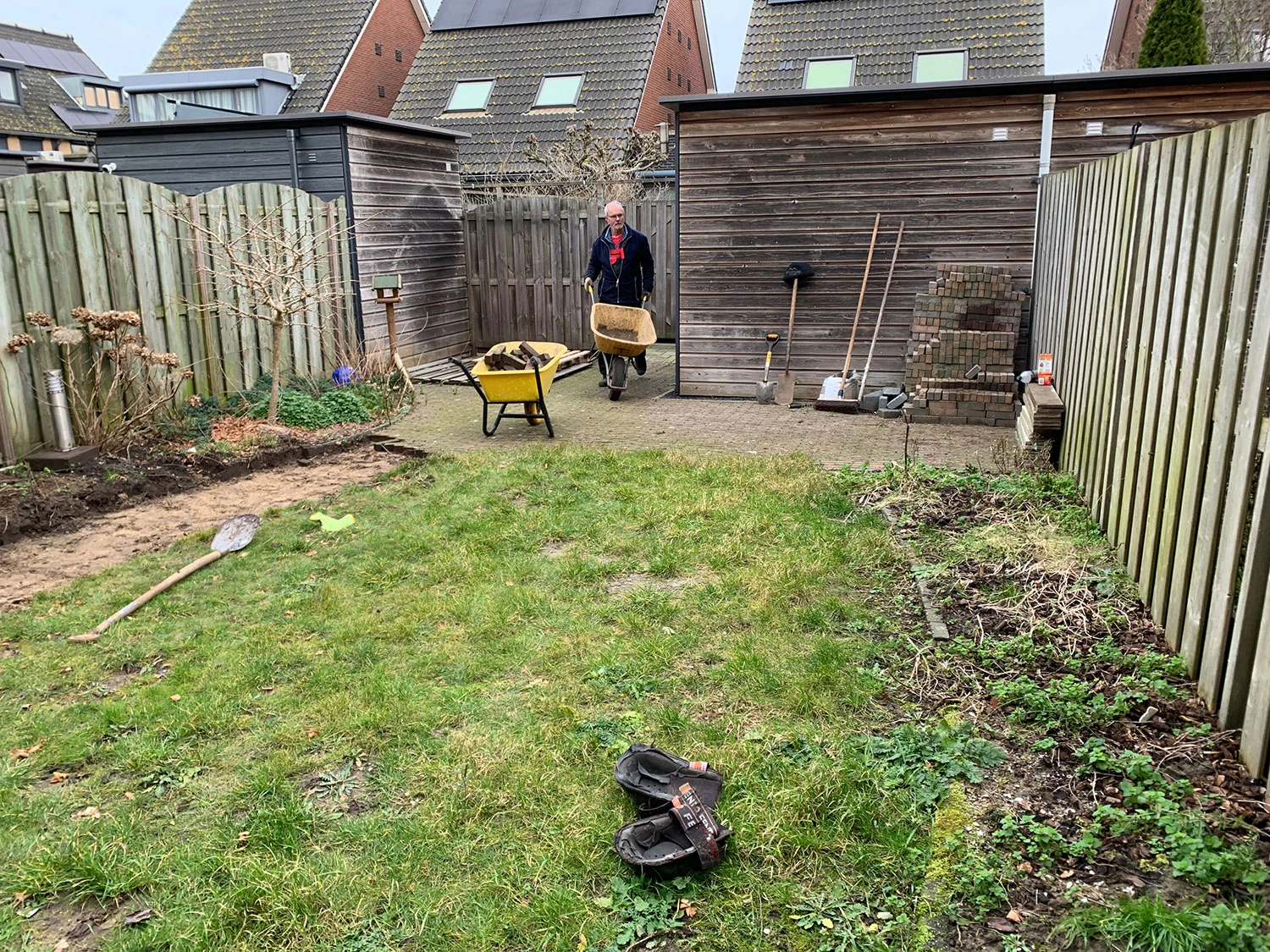 Oude stenen, gras en planten verwijderen