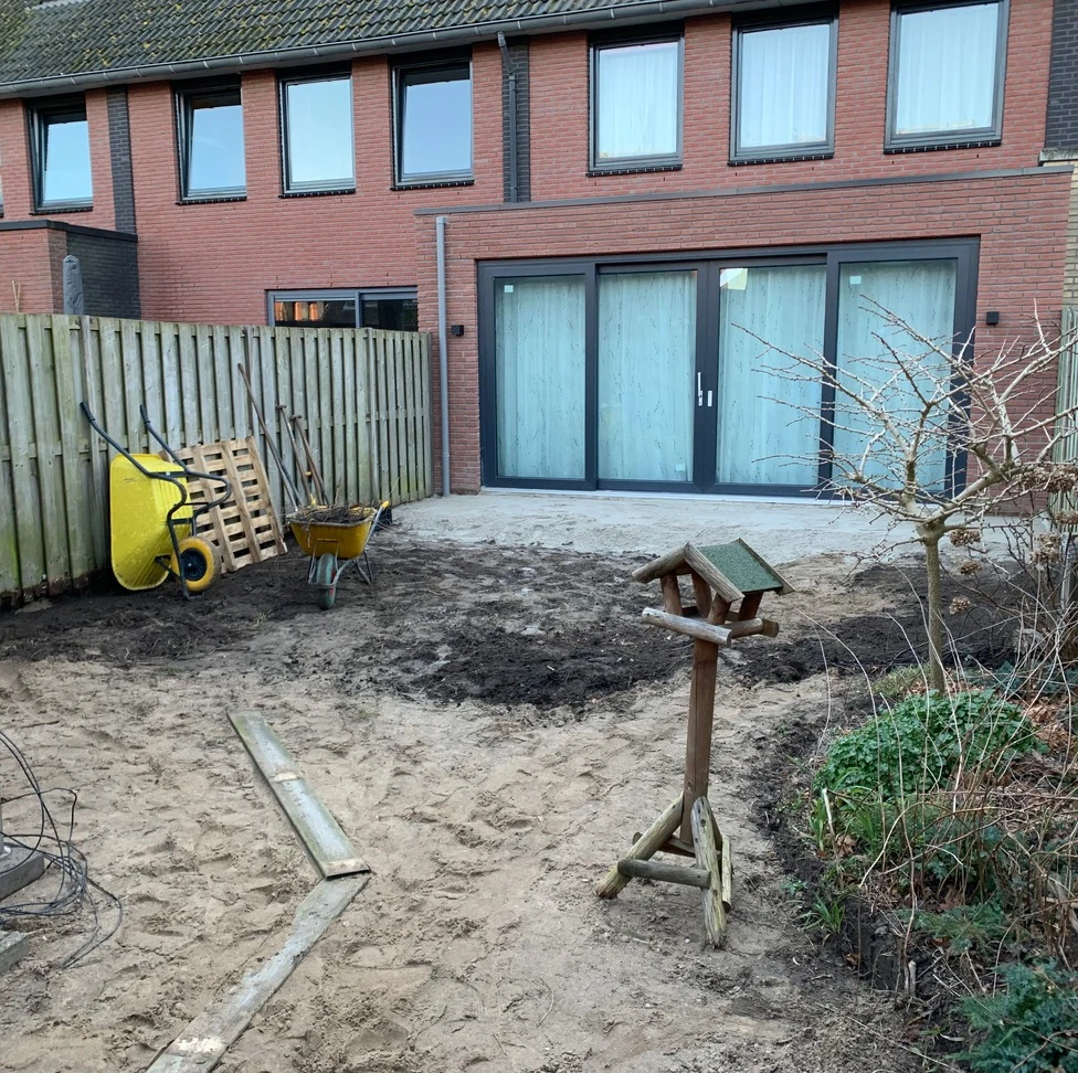 Aanleg van de zandlaag voor de bestrating