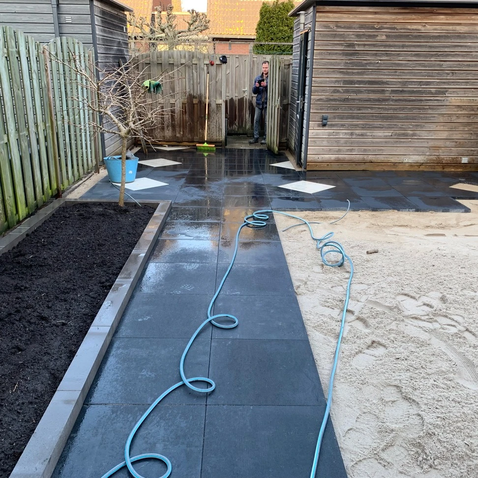 Tuinbestrating in uitvoering