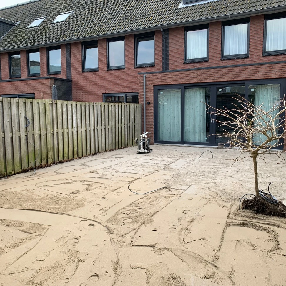 Zandlaag voor de bestrating
