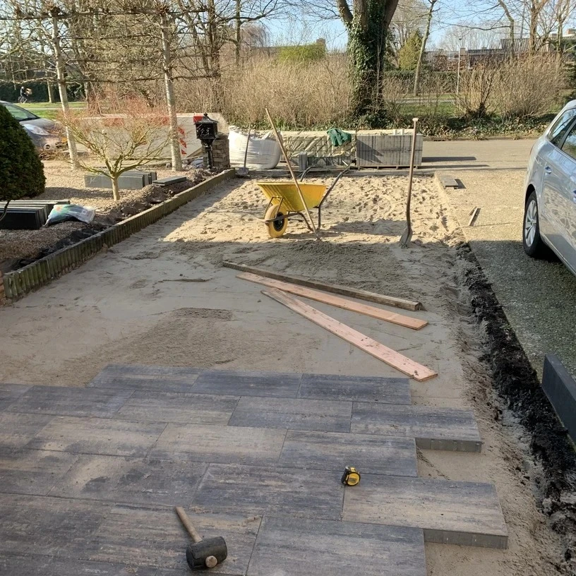 Aanleg van de nieuwe oprit met Giallo betontegels
