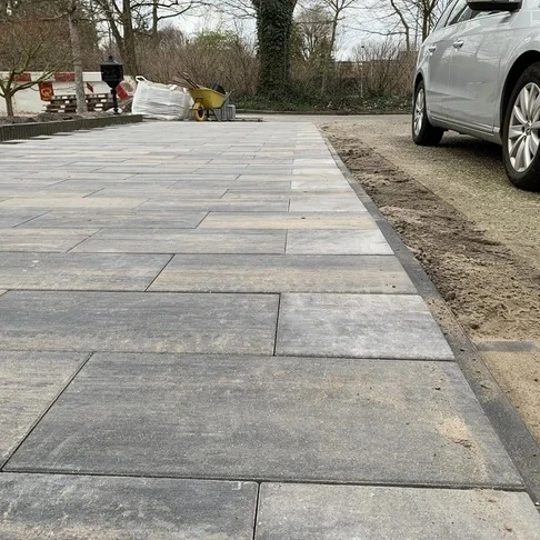 Close-up van naadloze aanleg Giallo betontegels