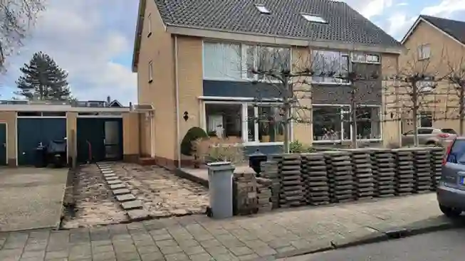 Oprit waar de oude grindtegels zijn verwijderd