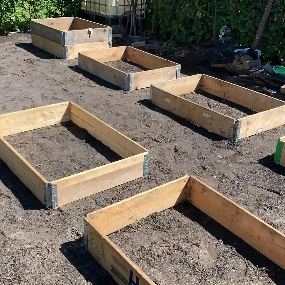 Moestuinbakken van gebruikt pallethout
