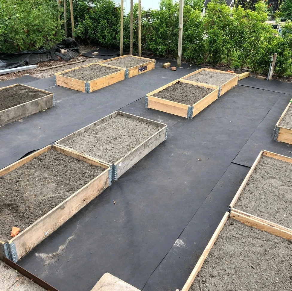 Gevulde moestuinbakken met extra brede paden