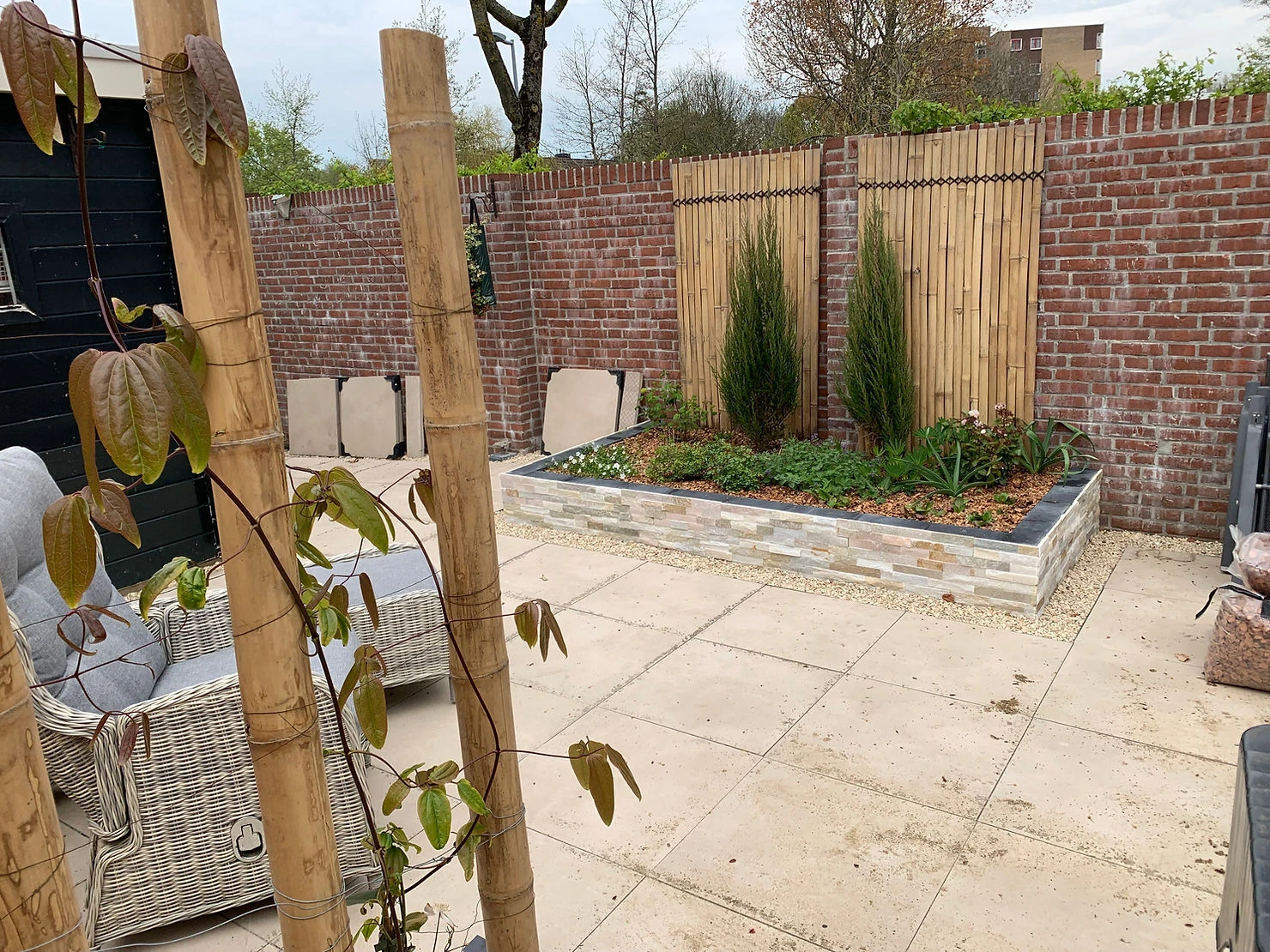 Overzichtfoto van de vernieuwde tuin met plantenbak