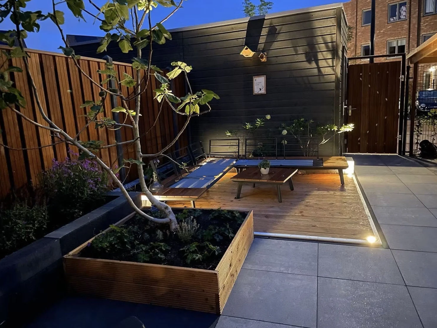 Eindresultaat van aangelegde tuin met sfeervolle verlichting