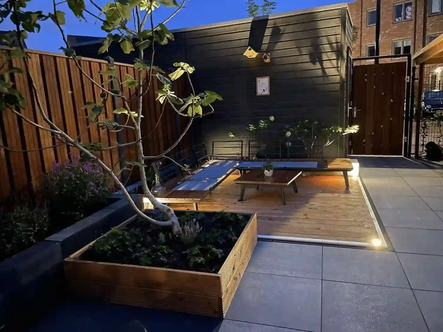 Eindresultaat van aangelegde tuin met sfeervolle verlichting