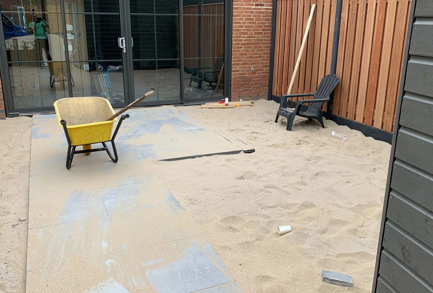 Tuinaanleg in uitvoering, met enkele stenen reeds gelegd