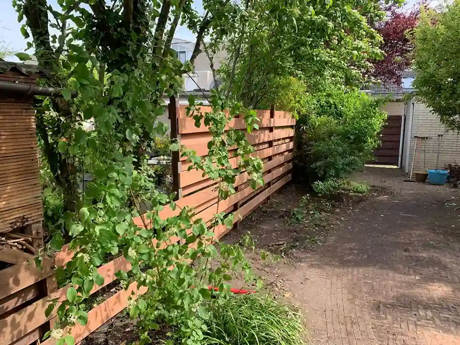 Vernieuwde schutting in tuin Hoofddorp