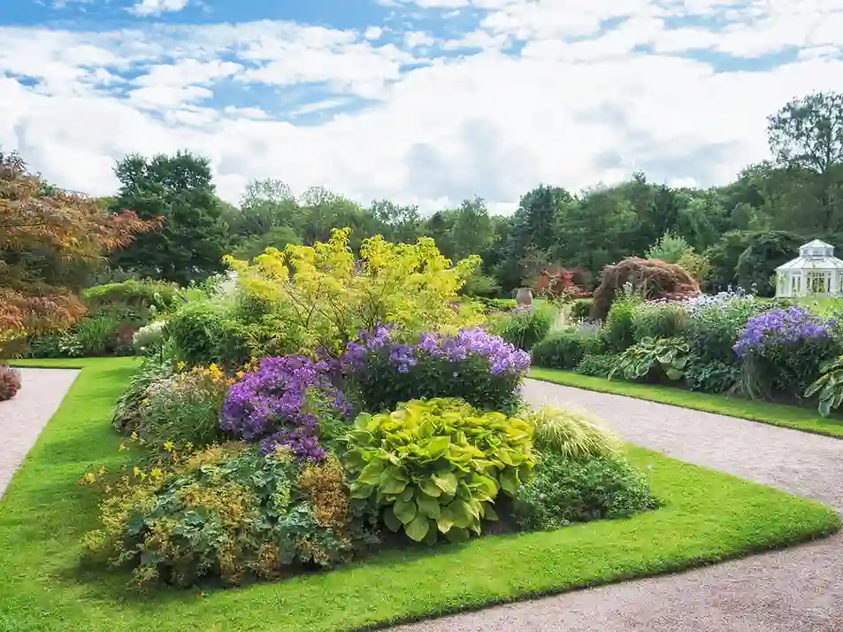 Grote kasteeltuin met kleurrijke bloemen en planten